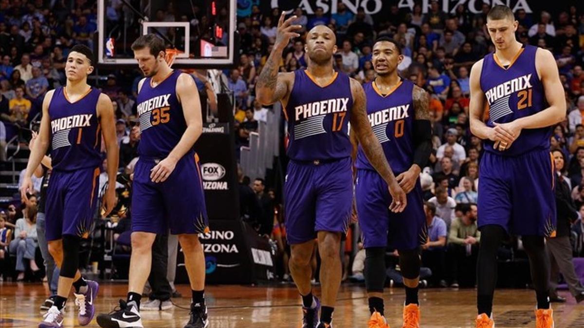 Los jugadores de los Suns, durante un encuentro