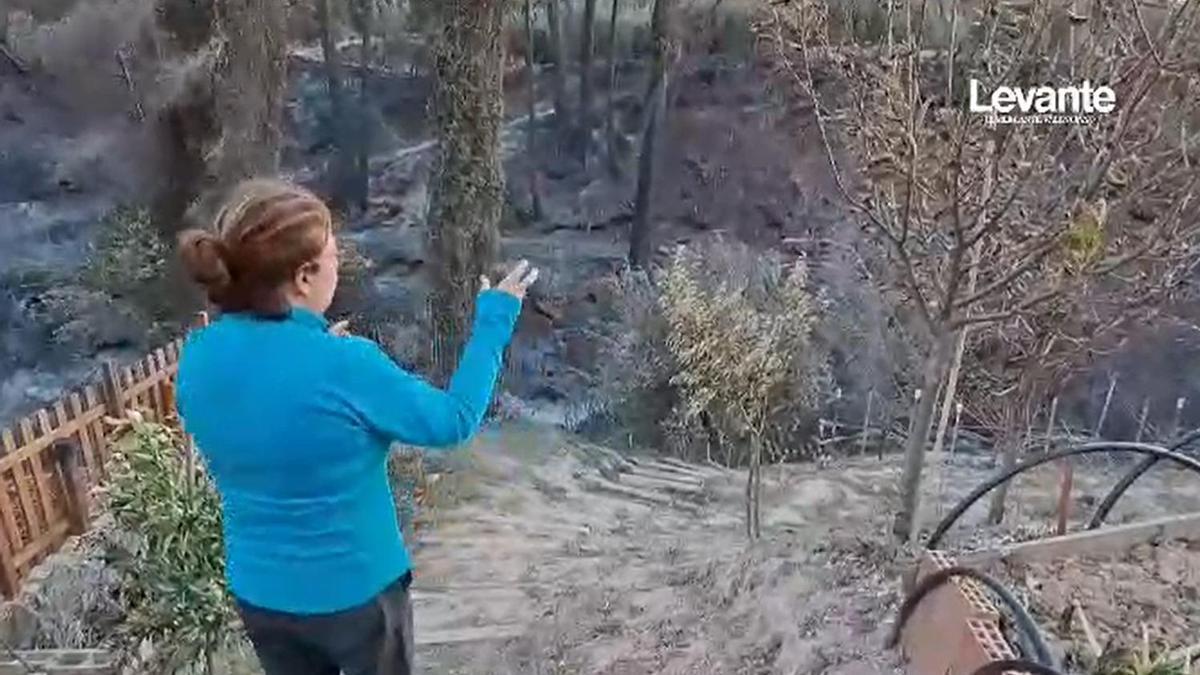 Isabel valora los daños ocasionados por el fuego en su parcela de Terrateig