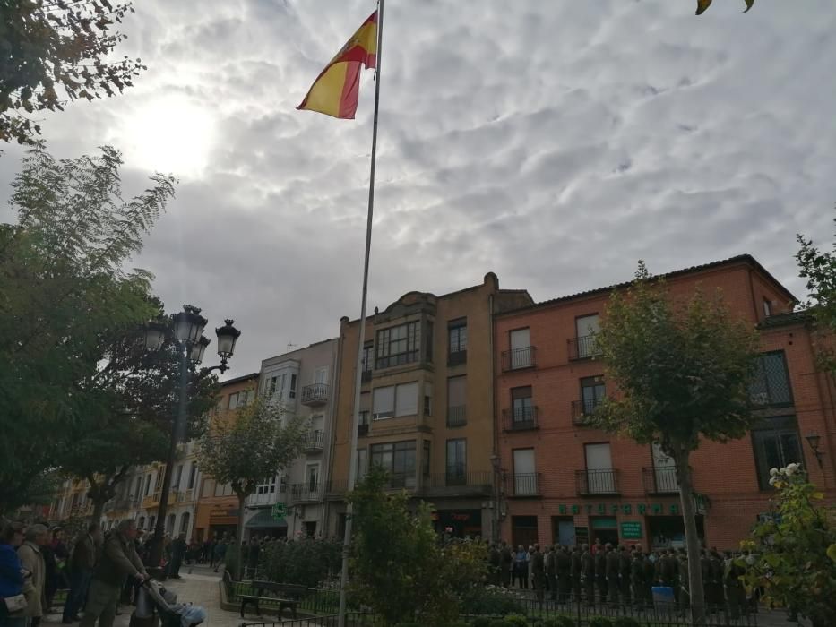 Toro rinde homenaje a la bandera