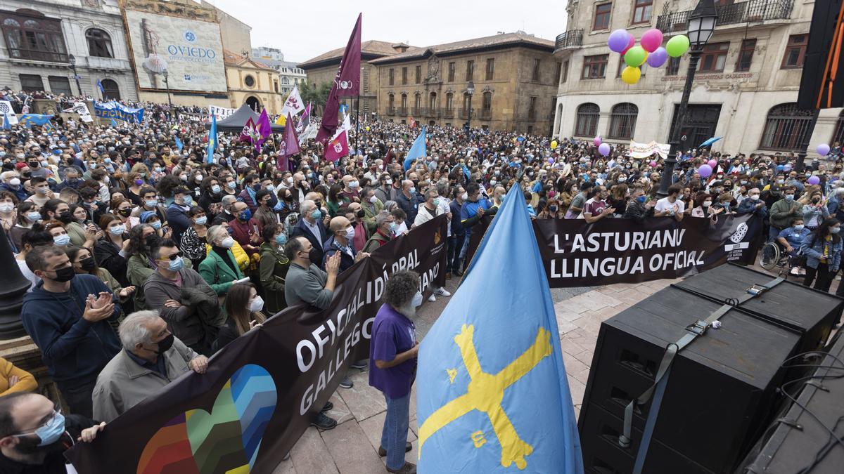 Los partidarios de la cooficialidad del asturiano se manifiestan en Oviedo