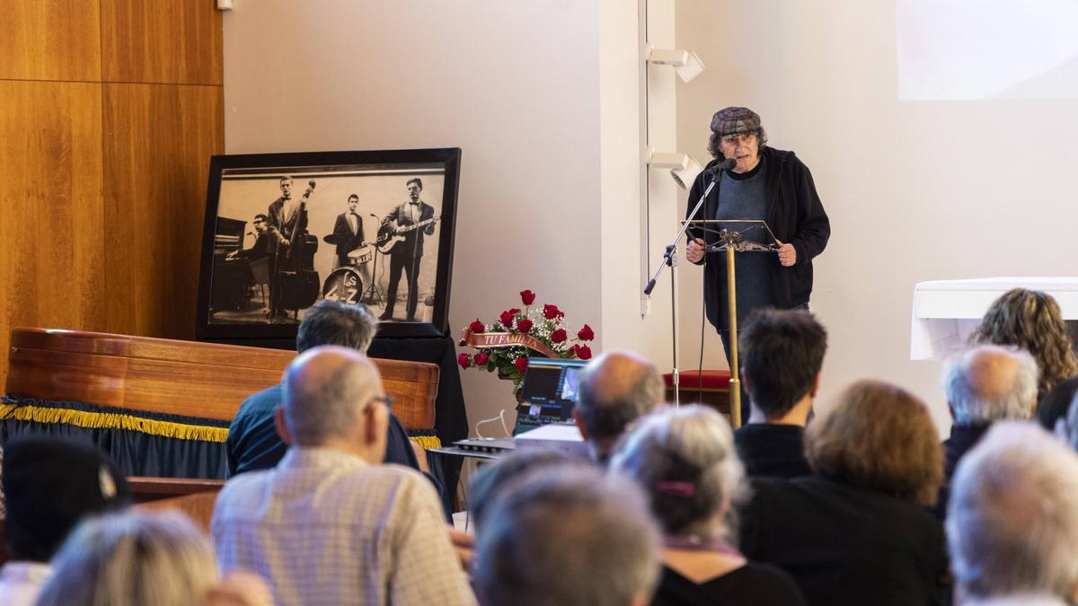 Alfons Cervera habla durante el funeral de Lluís Miquel Campos hoy en València.