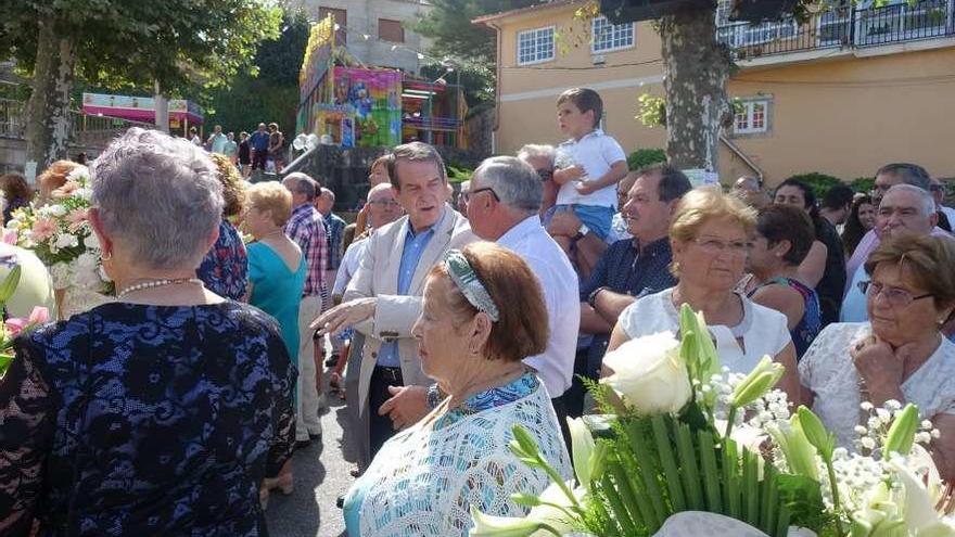 El alcalde, Abel Caballero, ayer con vecinos en Cabral. // FdV