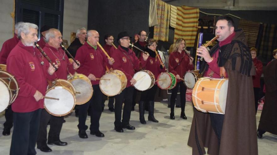 Joaquín Díaz recibe la prenda alistana de Honor que integrará al Museo de Urueña