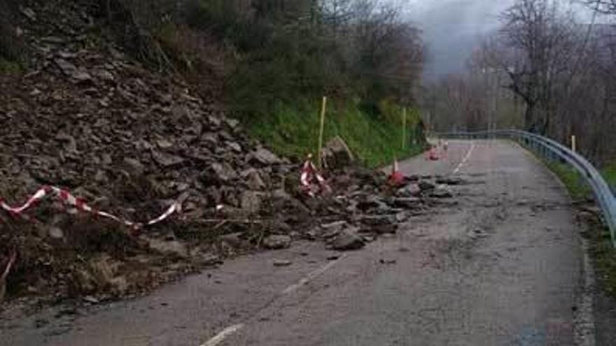 El argayo caído ayer en la carretera AS-117, en las cercanías de Tarna.