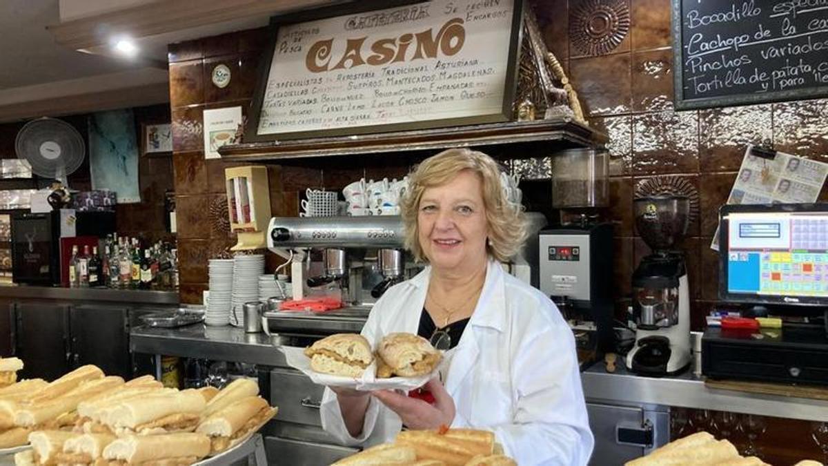 Ana Menéndez, del bar Casino, con sus famosos bocadillos de carne