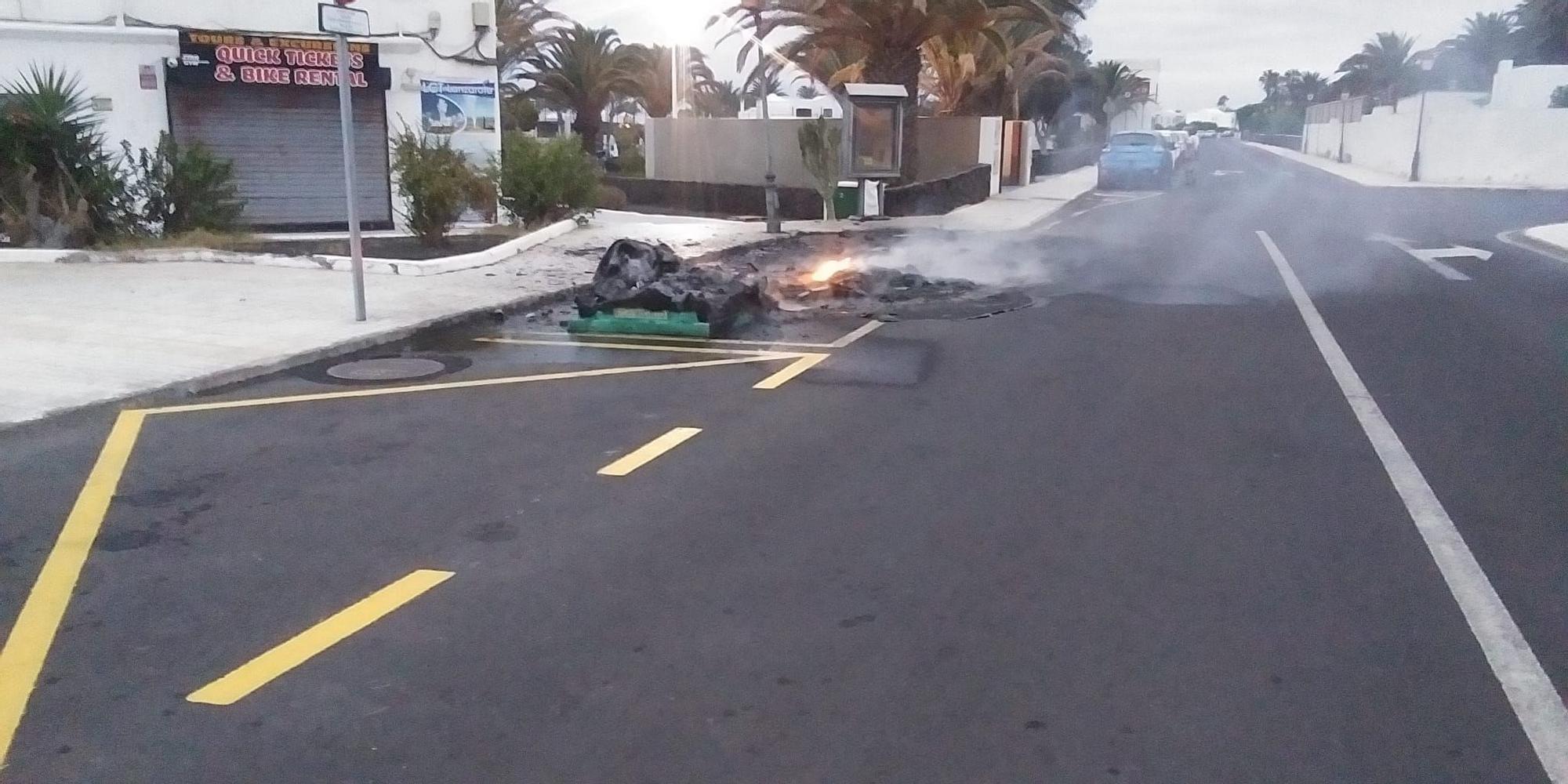 Noche de incendios en contenedores y palmeras en Puerto del Carmen (27/08/22)