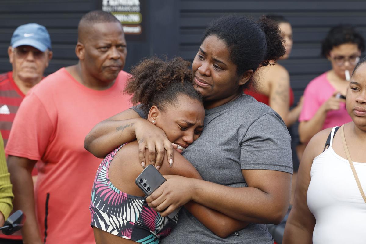 ATENCIÓN EDITORES: CONTENIDO GRÁFICO EXPLICITO AME3043. RÍO DE JANEIRO (BRASIL), 29/10/2025.- Personas lloran en una calle donde se encuentran cuerpos sin vida este miércoles, en Río de Janeiro (Brasil). Al menos 40 cuerpos sin vida fueron encontrados por los habitantes de las favelas de Río de Janeiro que ayer fueron escenario de una letal operación policial y fueron colocados por los vecinos en una plaza del barrio de Penha, según pudo confirmar EFE, que acompañó el rescate de algunos de los cadáveres. EFE/ Antonio Lacerda. ATENCIÓN EDITORES: CONTENIDO GRÁFICO EXPLICITO