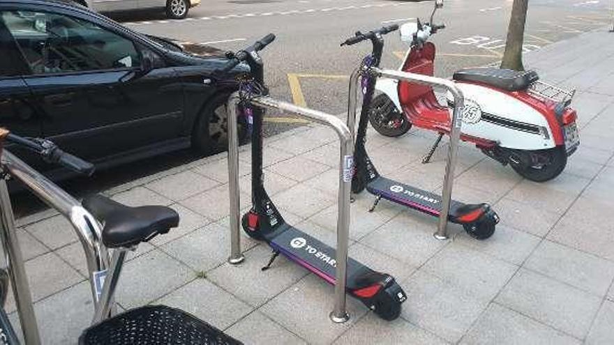 Dos de los patinetes de alquiler dispuestos en lugares céntricos de la ciudad, ayer, en la calle Federico García Lorca.