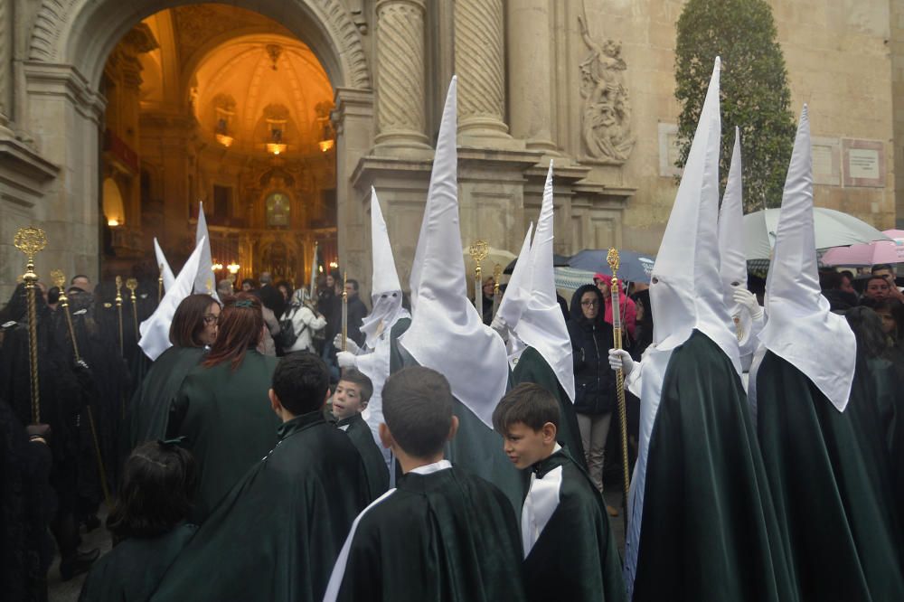 La lluvia desluce el Domingo de Ramos y obliga a suspender procesiones en Elche.