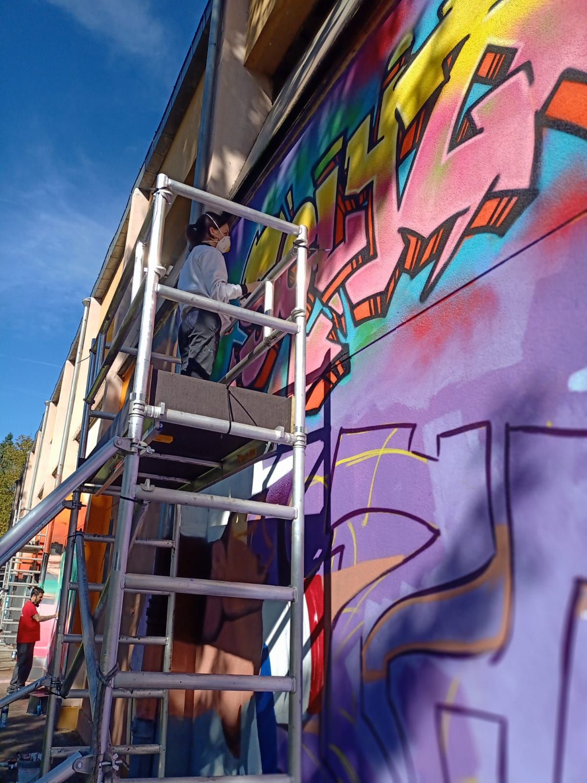 Diecinueve grafiteros se unen para lucir el polideportivo de La Felguera