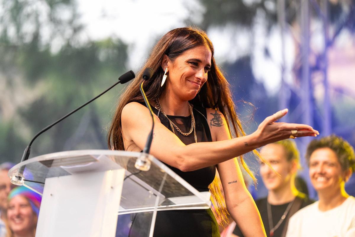María Peláe, hace el pregón del Pride en la plaza Universitat