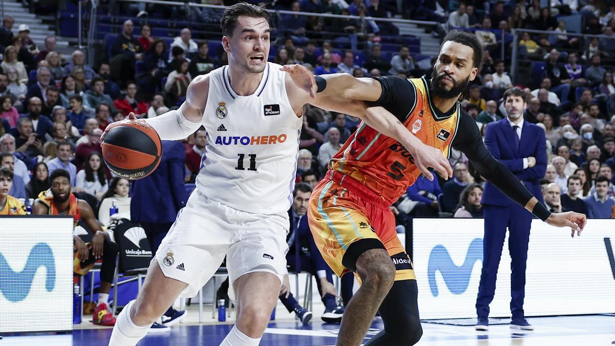 James Webb III pugna con el madridista Mario Hezonja en el partido de la décima jornada acb