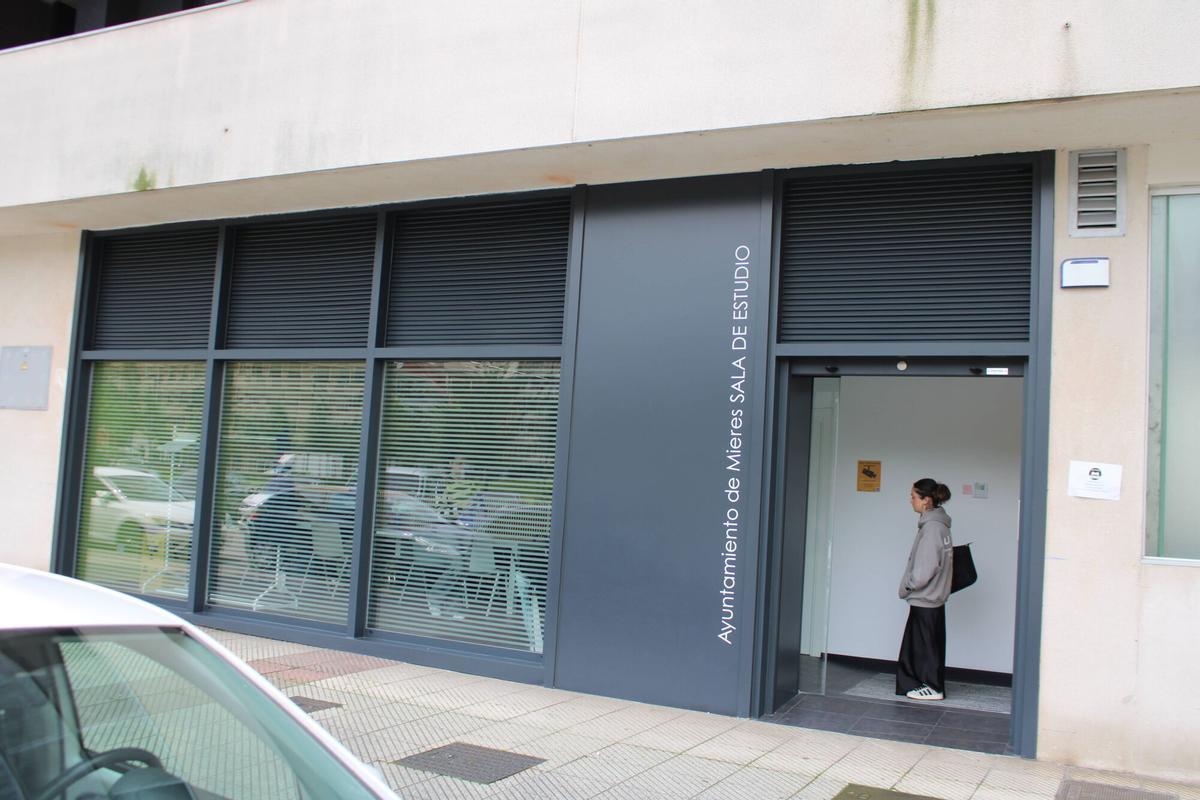 Una usuaria entra en el Centro de Estudio de La Mayacina.