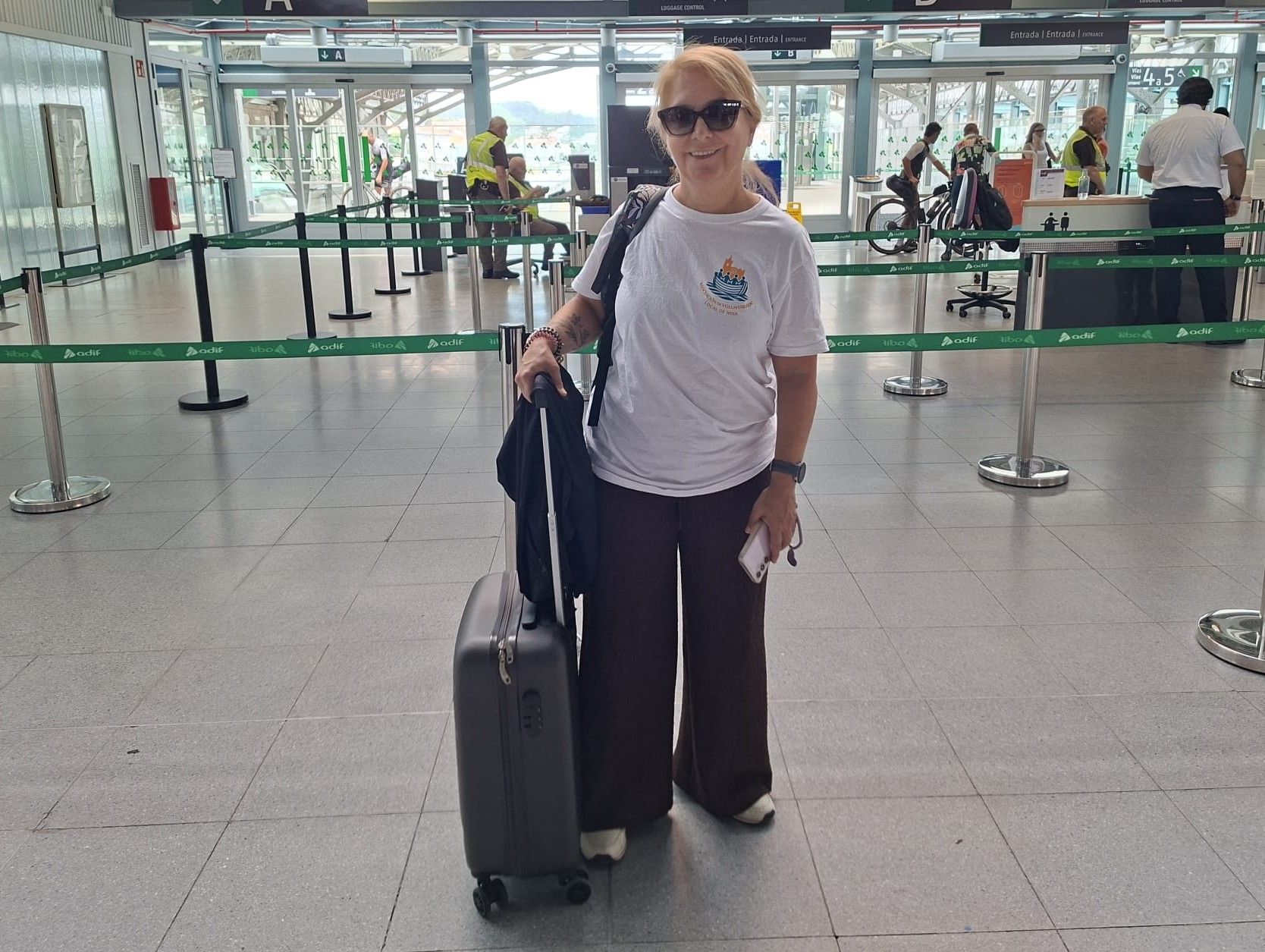 Eli Dosil no aeroporto para emprender viaxe a Venezuela.