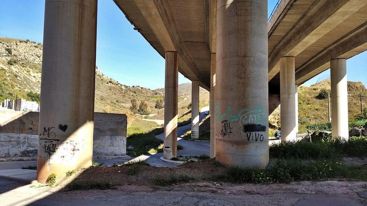 El viaducto de la Ronda Oeste, en San Alberto, da paso al Camino de los Alcabuceros -con ele-