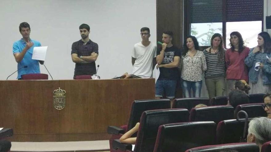 En la primera reunión informativa de los campamentos de verano se presentaron los monitores. // S.A.