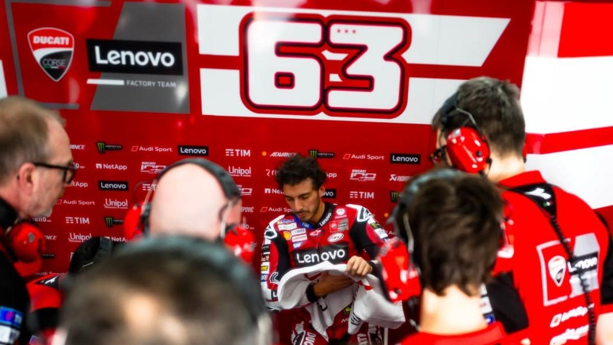 Pecco Bagnaia, rodeado de ingenieros en el box de Ducati en los test de Sepang