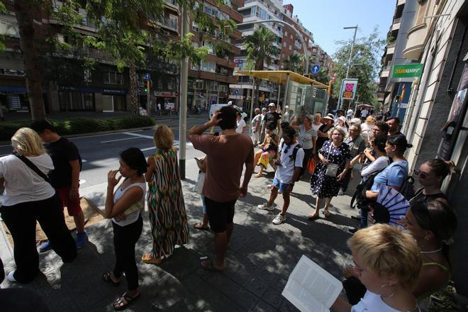 Cola para tomar un bus en la ruta del Park Güell, en Barcelona.