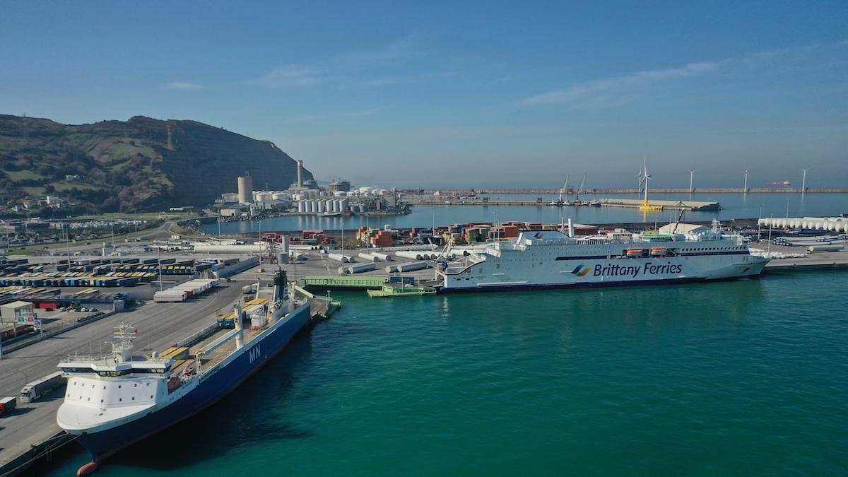 A los servicios de contenedor y ro-ro se suman los ferris de Brittany Ferries con Portsmouth y Rosslare.