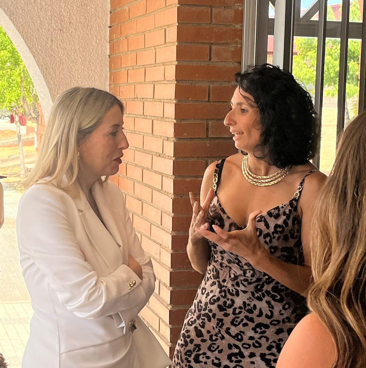Fotogalería | Margarita Robles entrega la Cruz al Mérito Militar a la madre de la sargento Débora Grau en Badajoz Fotogalería | Margarita Robles entrega la Cruz al Mérito Militar a la madre de la sargento Débora Grau en Badajoz