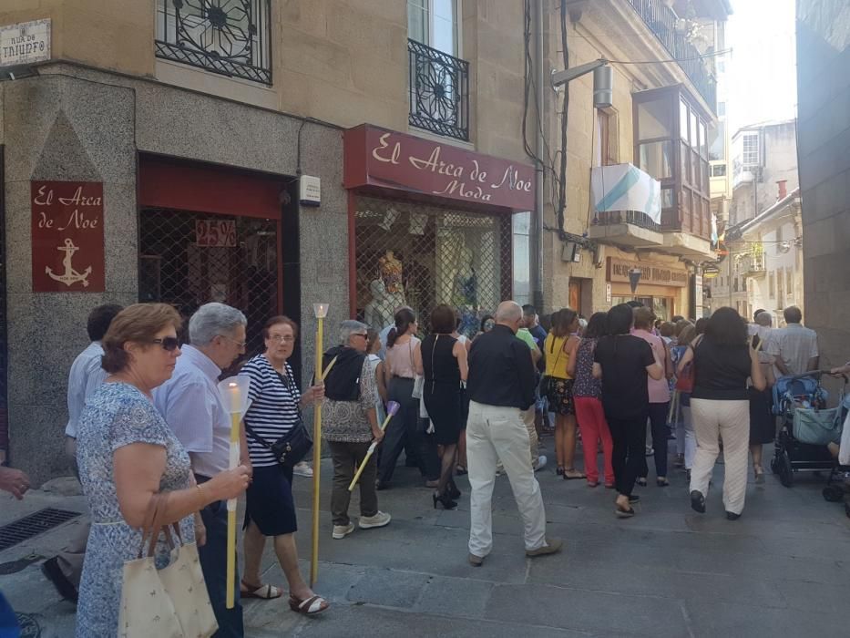 Miles de personas acompañan a la imagen del Cristo de la Victoria de Vigo en su travesía por las calles del centro de la ciudad.