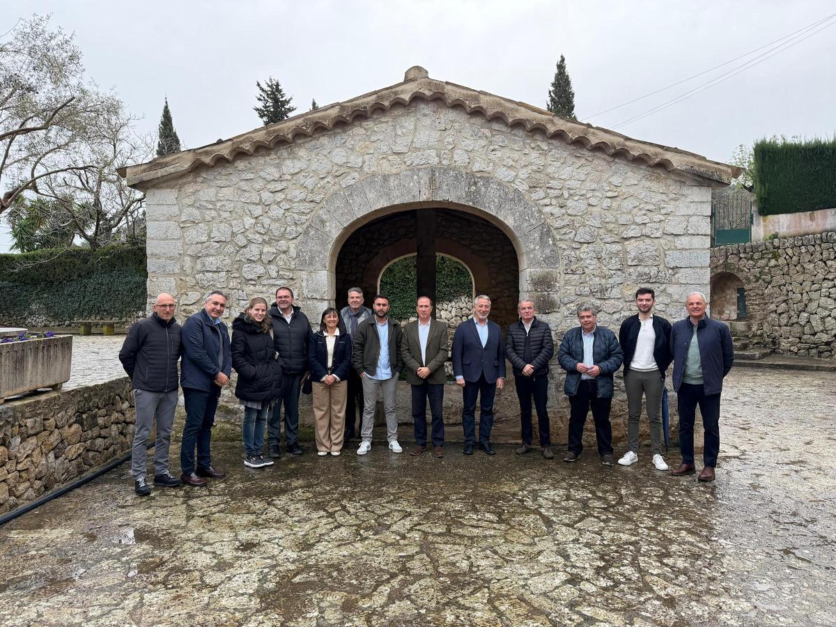 Representantes autonómicos y municipales, este jueves en la presentación de las inversiones.