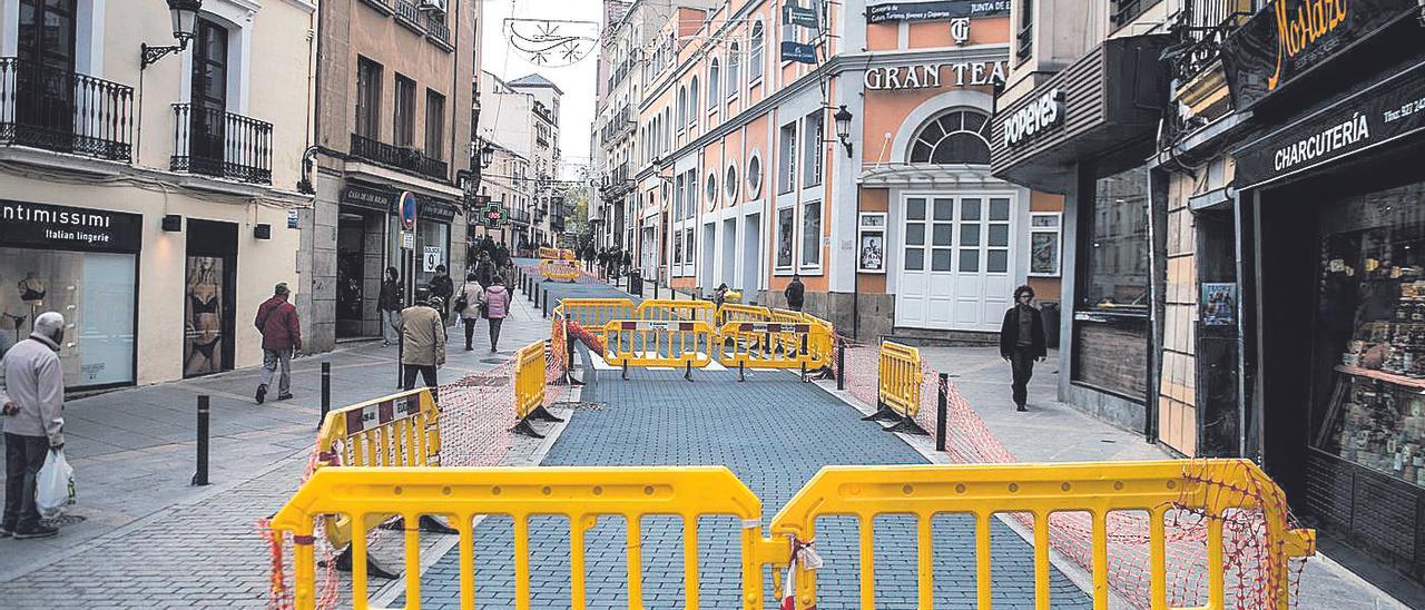 La calle San Antón, con las vallas puestas, este miércoles por la mañana con las obras ya finalizadas.