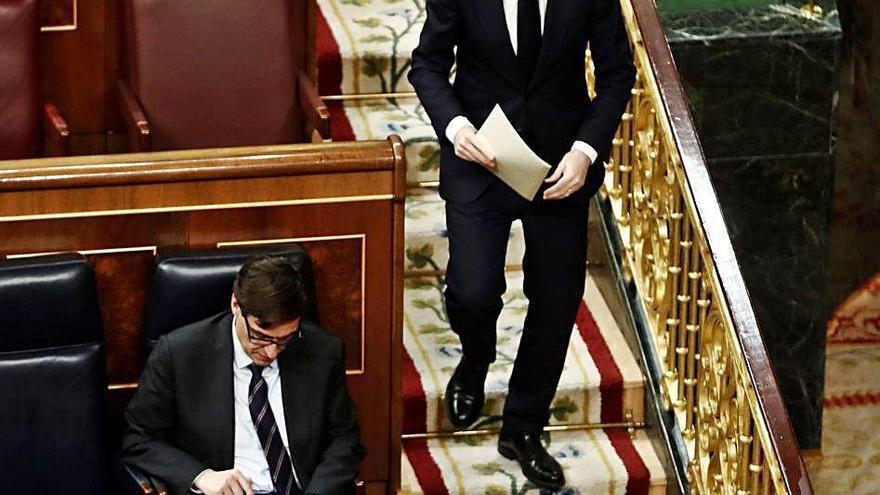 Pablo Casado pasa en el Congreso junto a Salvador Illa.