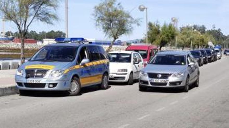 El coche de Tráfico, en la Ribeira de Fefiñáns, durante una pasada campaña. |   // FDV