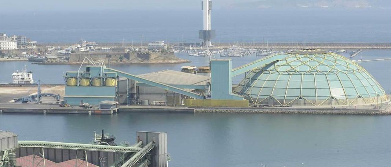 La cúpula de la instalación &quot;Medusa&quot;, en la que Unión Fenosa descarga su carbón en el puerto de La Coruña.