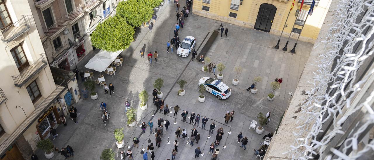 Colas para vacunarse en la Plaza Manises, algunas personas para recibir el pasaporte COVID y otras por la tercera dosis