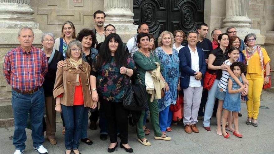 Los poetas fueron recibidos ayer ante las puertas del Concello de Pontevedra. // Rafa Vázquez