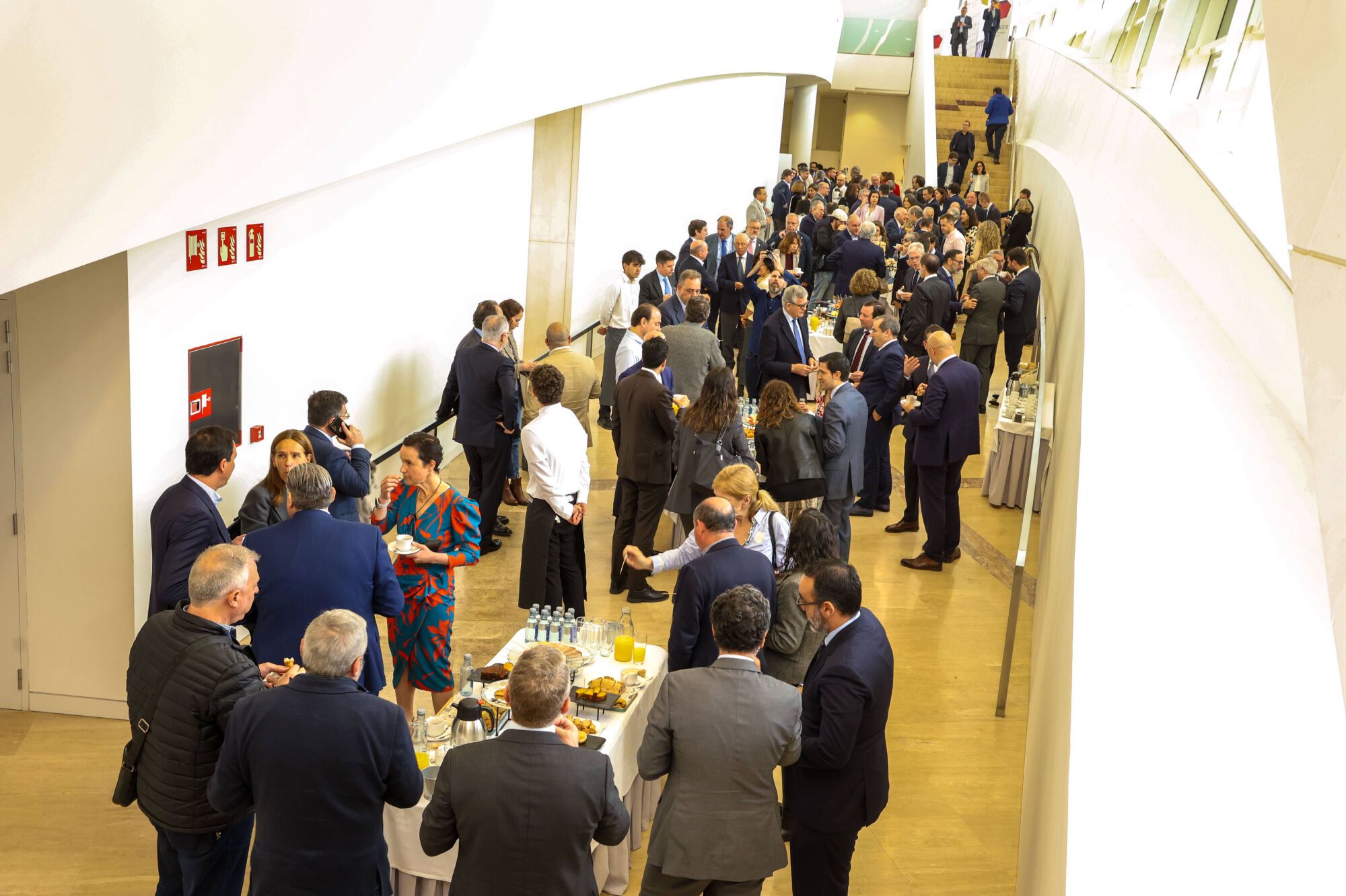 Los participantes e invitados al Foro del Noroeste charlan durante una pausa para el café. 