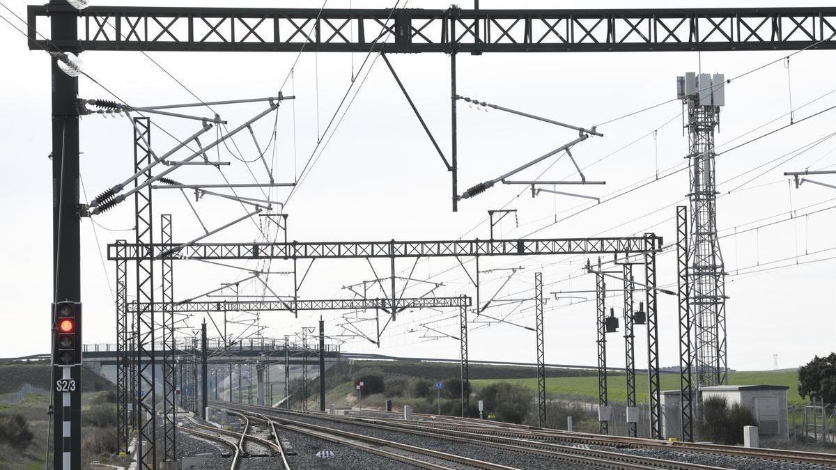 Más de cien pasajeros evacuados de un tren Barcelona-Cádiz por el incendio en el techo de un vagón.