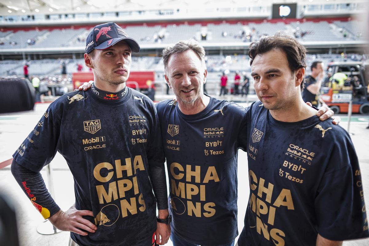 Christian Horner junto a Max Verstappen y Sergio Pérez