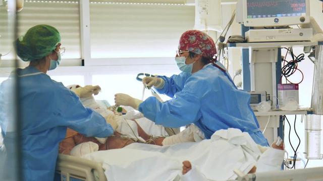Atenció a 
un pacient 
a l’uci de grans cremats de l’Hospital  Virgen del Rocío de Sevilla, un 
dels centres  de referència  a Espanya.

 | HUVR