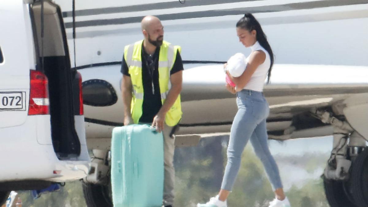 Georgina Rodríguez con su hija en brazos en Ibiza