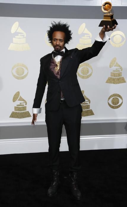 Fantastic Negrito sostiene su premio al mejor álbum de blues contemporáneo.