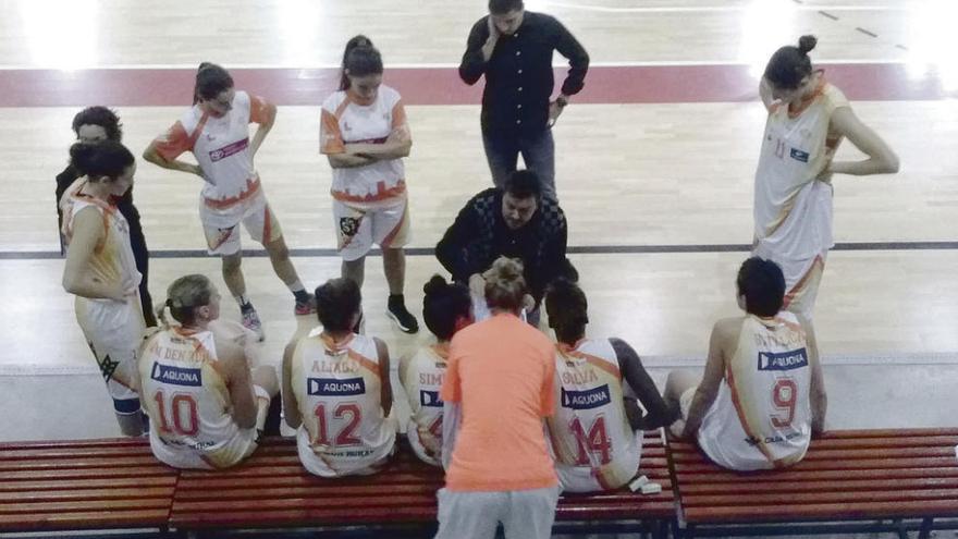 Lucas Fernández, dando instrucciones a sus jugadoras ayer en el Bembibre Arena.