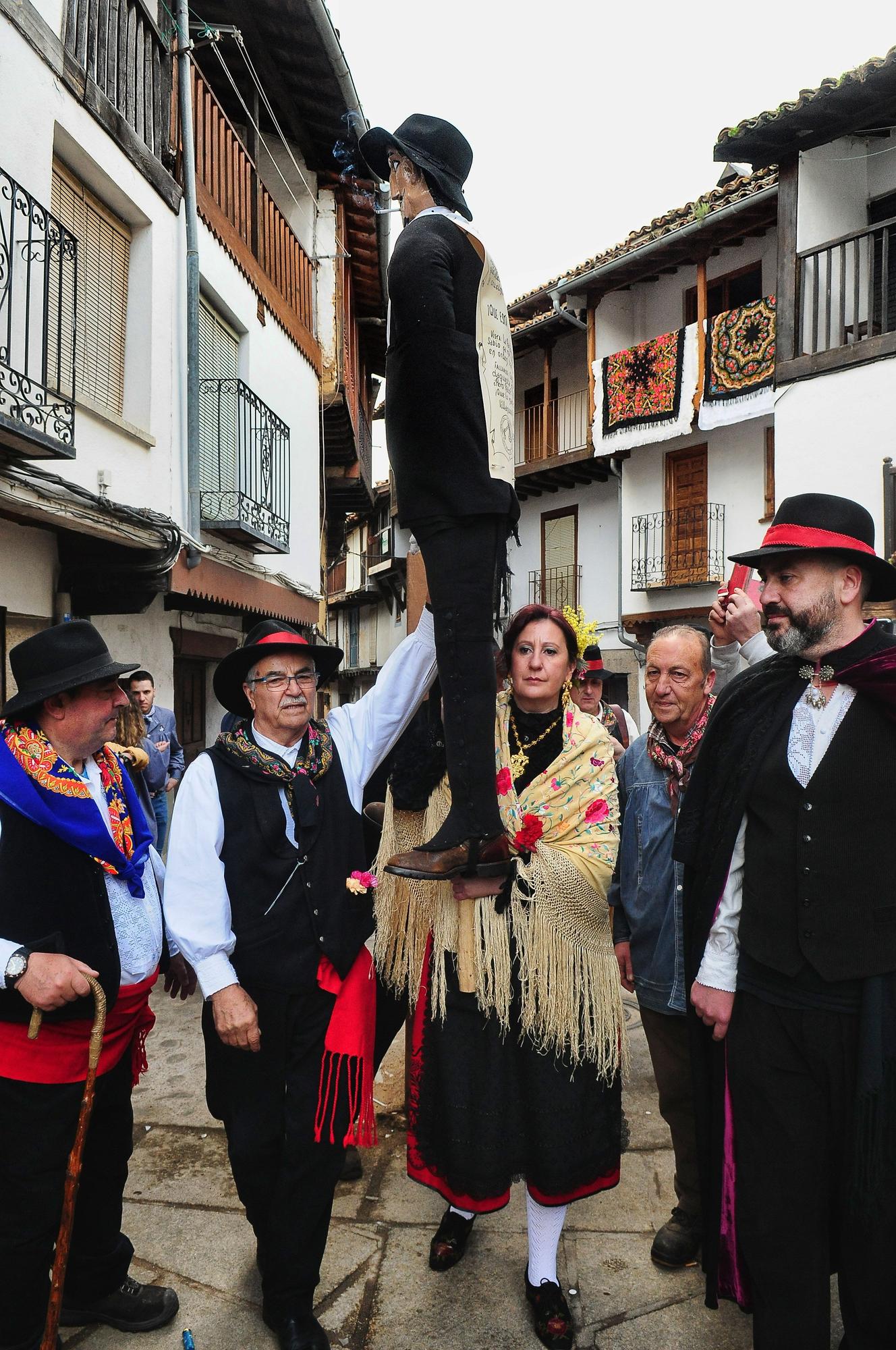 Un grupo de participantes  porta el Pero-palo, que luce su sentencia.