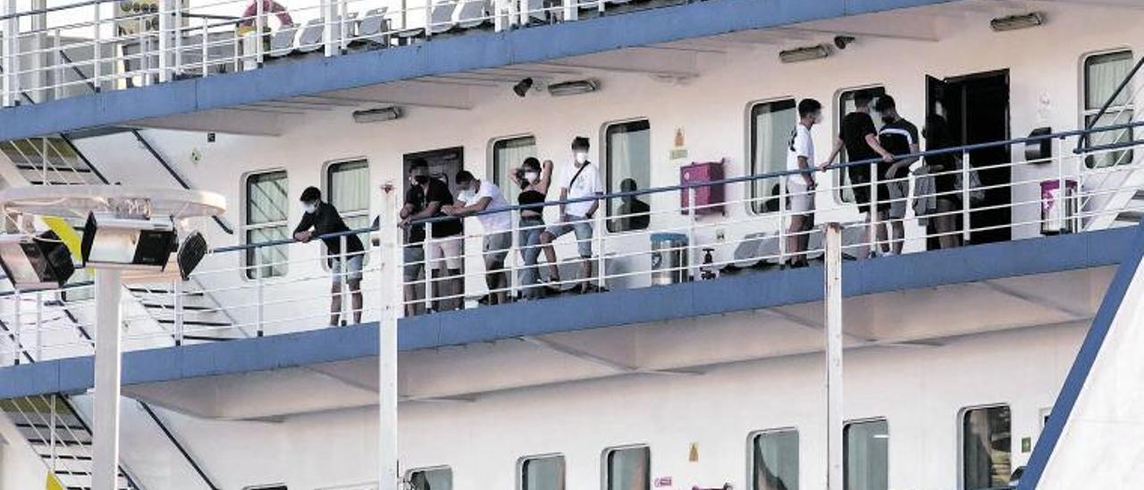 Imagen ayer por la mañana de los jóvenes peninsulares en el ferry a su salida del puerto de Palma rumbo a Valencia. | B.RAMON