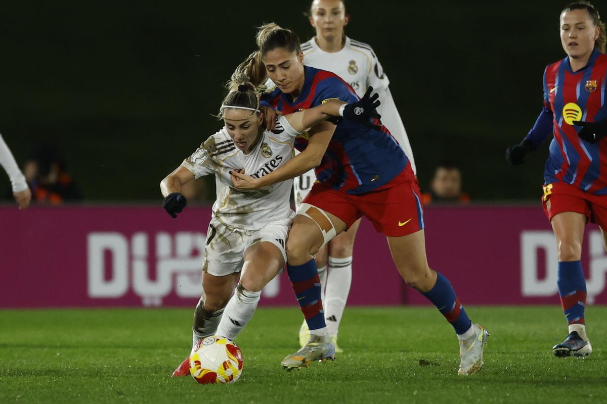 Athenea del Castillo y Laia Aleixandri disputan el balón durante el Real Madrid - Barça de los cuartos de final de la Copa de la Reina 2025/26