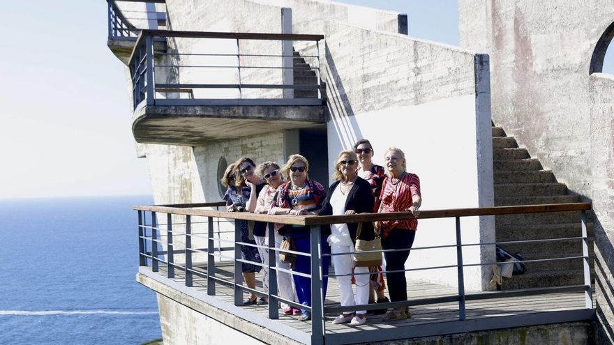 Por la izquierda, María Jesús Alonso, Azucena Pérez, Cristina Menéndez, Manolita González, Violeta Cortina, Merche Fernández y Ana Montero, en el mirador de La Providencia. | MARCOS LEÓN