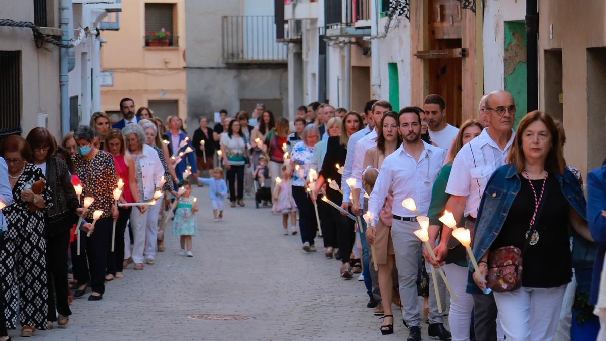 Cientos de vecinos asistieron este lunes a la procesión en Figueroles.