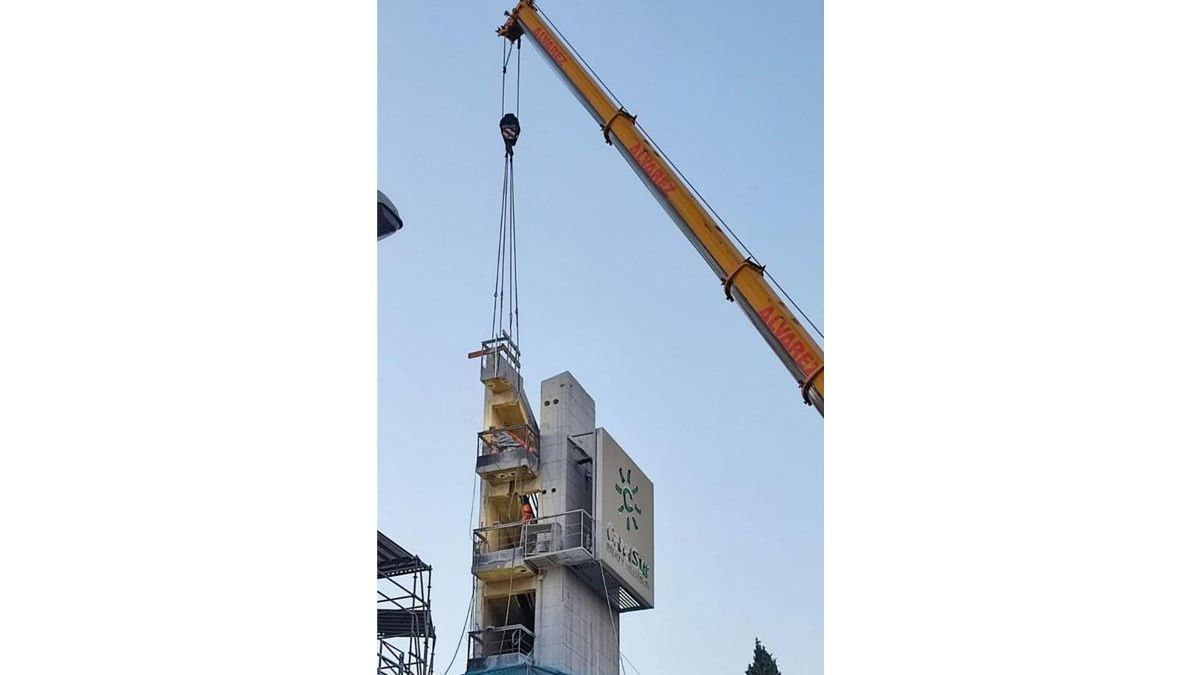 Las obras para desmontar la torre de Canal Sur ya están en marcha.