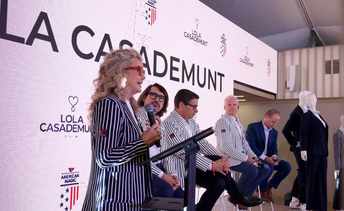 La directora creativa de Lola Casademunt, Maite Gassó Casademunt, en la presentación de los uniformes del equipo americano, con otros representantes de la firma y del American Magic de la Copa América de vela, además del secretario de Empresa, Albert Castellanos.