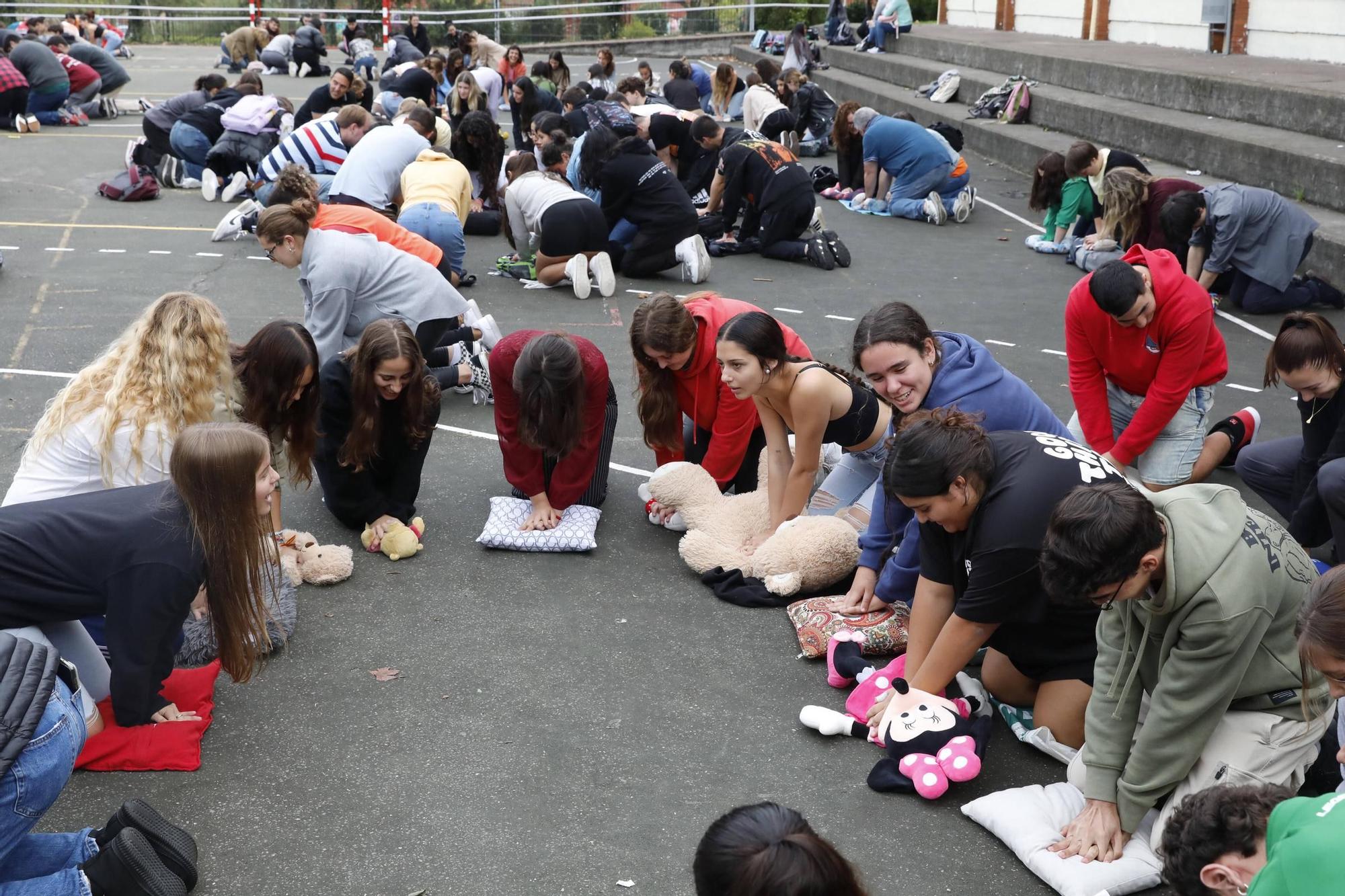 En imágenes: Escolares de Gijón baten el récord de de reanimación simultánea
