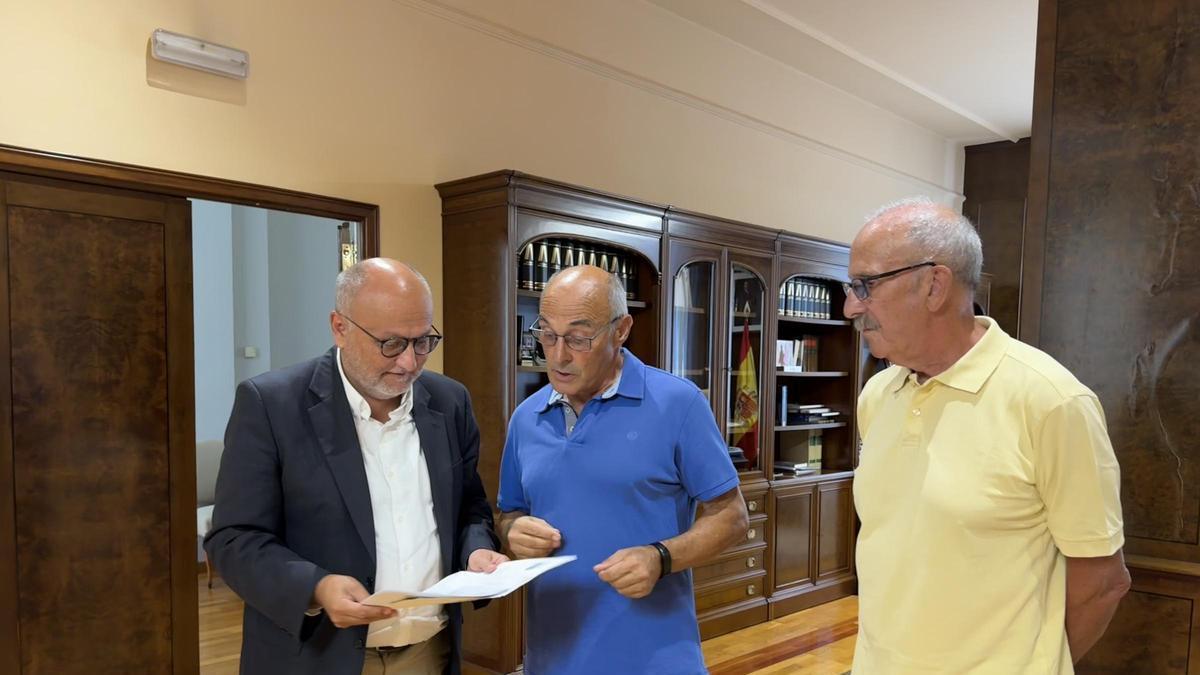 Abel Losada, Andrés Dacosta y Antón Briones, esta mañana en la entrega del acta notarial.