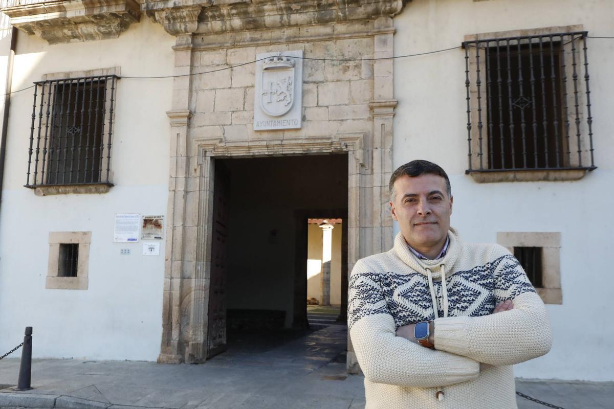 José Luis Fontaniella ante el ayuntamiento.