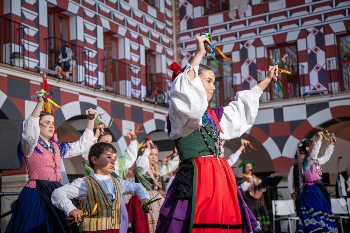 El folklore infantil toma la Plaza Alta de Badajoz